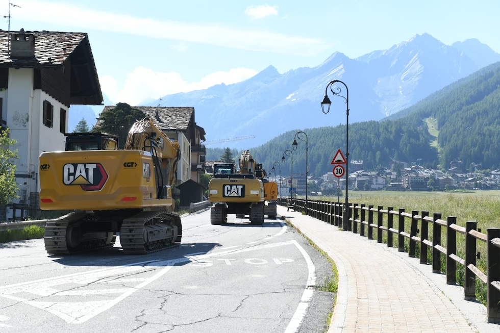 Alcuni dei primi mezzi che hanno raggiunto Cogne, l'8 luglio 