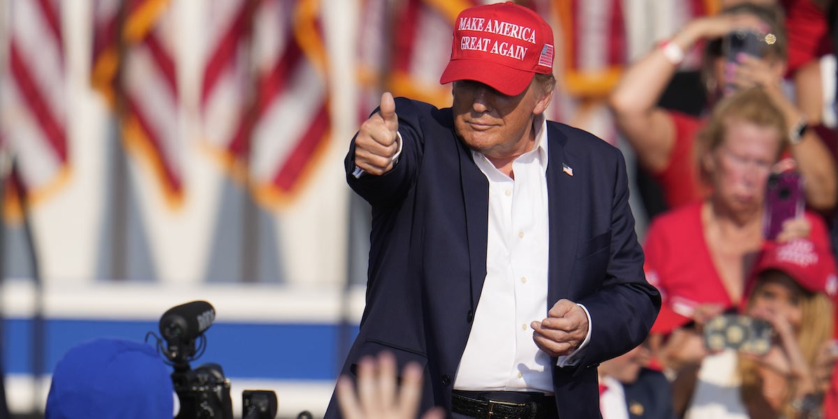 L'ex presidente americano Donald Trump durante il comizio a Butler, in Pennsylvania, prima dell'attentato