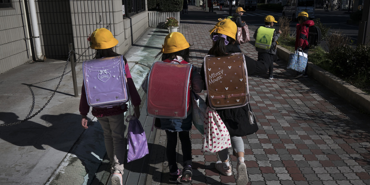 L'uscita da scuola di alcuni studenti delle scuole elementari di Ichikawa, in Giappone, 27 febbraio 2020 (Tomohiro Ohsumi/Getty Images) 