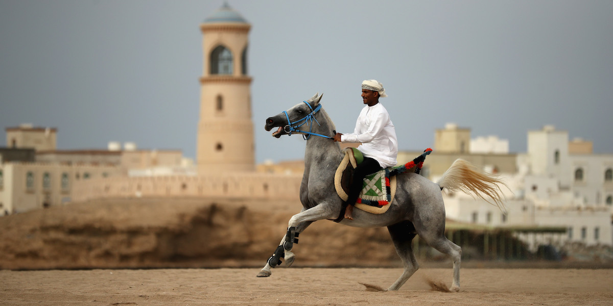 Un uomo a cavallo a Sur, in Oman (Francois Nel/Getty Images)