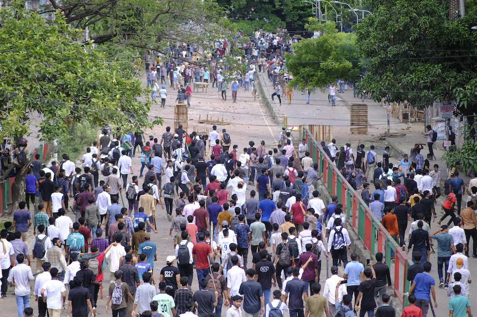 Uno scontro tra gruppi di studenti in una strada di Dacca
