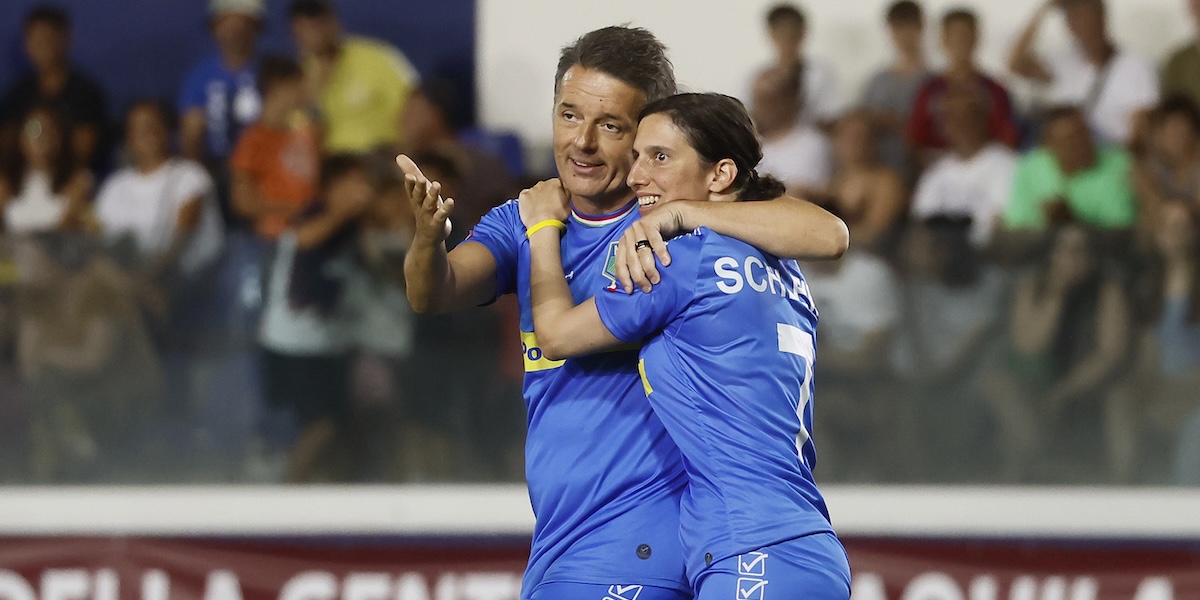 Una foto di Matteo Renzi e Elly Schlein che si abbracciano durante la partita