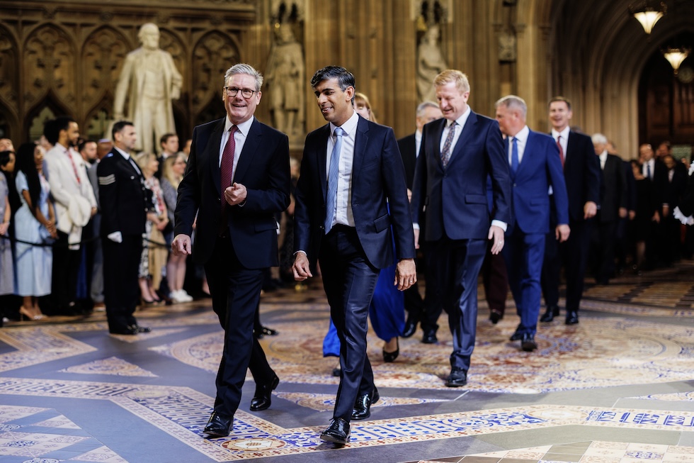 Il primo ministro Keir Starmer, dei Laburisti, e il suo predecessore Rishi Sunak, dei Conservatori, arrivano in aula 