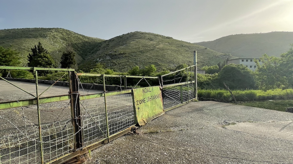 Uno degli l'ingressi all'area in cui il governo italiano sta costruendo le strutture di accoglienza e trattenimento e Gjader, nell'entroterra albanese (Foto Il Post)