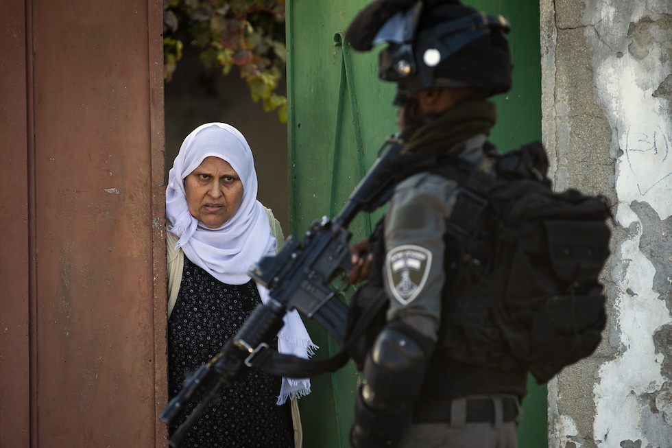 Una foto di una donna palestinese e di un soldato dell'esercito israeliano (AP Photo/Majdi Mohammed)