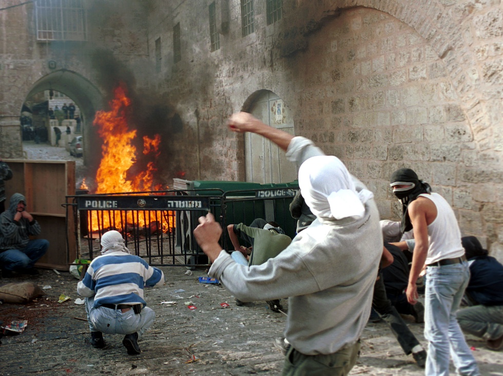 Una foto degli scontri a Gerusalemme tra palestinesi e polizia israeliana durante la seconda intifada, 8 dicembre 2000 (Photo by Newsmakers via AP)