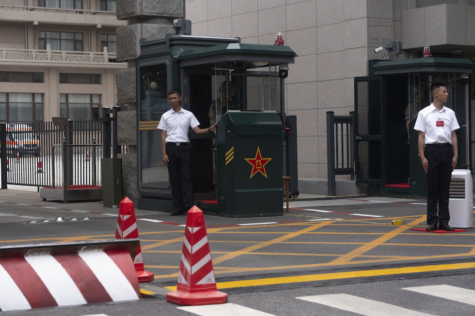 Guardie di sicurezza davanti all'hotel Jingxi di Pechino nei giorni del plenum