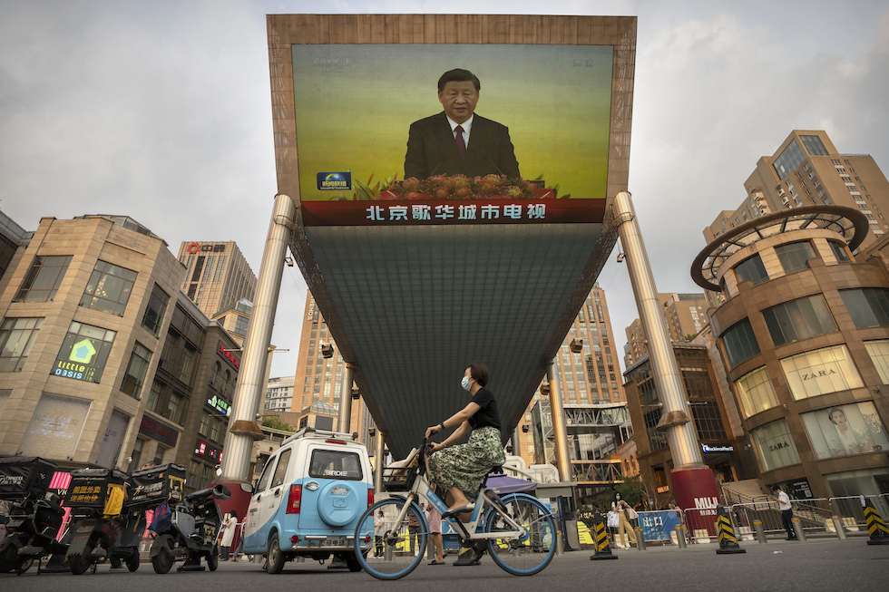 Un messaggio televisivo di Xi Jinping trasmesso su un megaschermo a Hong Kong nell'ottobre del 2022