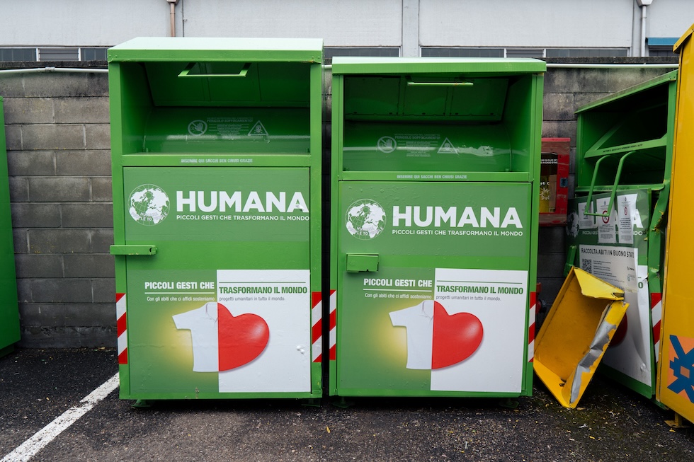 Una foto di contenitori di Humana nello stabilimento a Pregnana Milanese, 26 giugno 2024. Inizialmente erano gialli poi verdi poi per non confonderli con altri; in alcune città si adeguano al colore scelto dall'amministrazione comunale: a Genova sono arancioni e a Torino bianchi