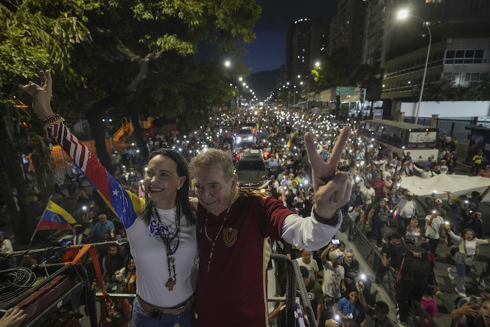 La leader dell'opposizione María Corina Machado e il candidato presidente Edmundo González Urrutia a Caracas, il 4 luglio 