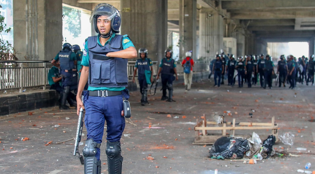 Un agente della polizia bengalese in primo piano, durante gli scontri con gli studenti, 18 luglio 2024 (EPA/MONIRUL ALAM via ANSA)