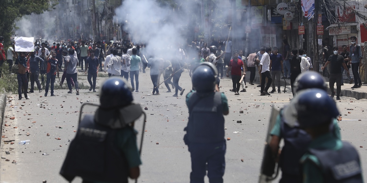 Scontri tra manifestanti e polizia in Bangladesh