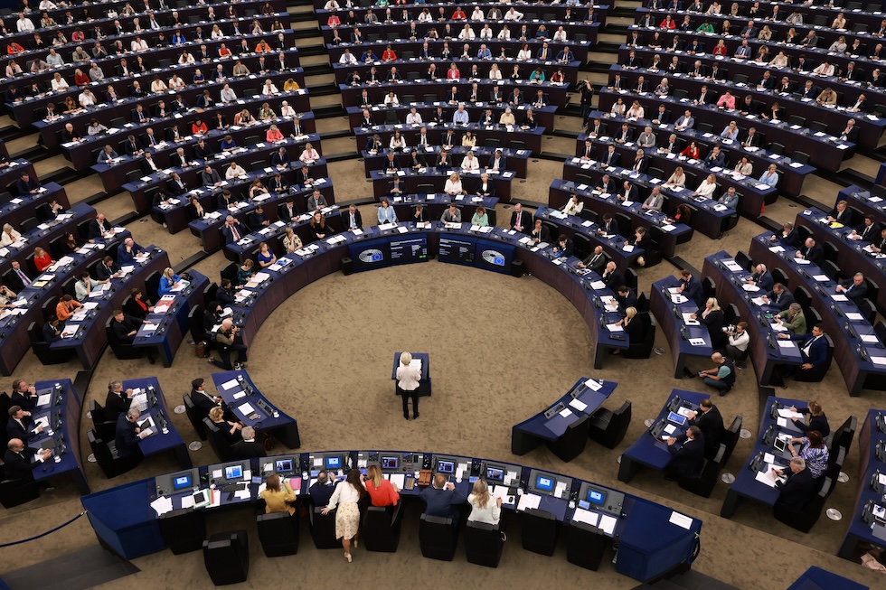 Ursula von der Leyen parla durante la plenaria del Parlamento Europeo a Strasburgo, il 18 luglio 