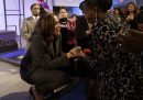 Kamala Harris, all'epoca senatrice della California, parla con Sequita Thompson, nonna di Stephon Clark, un 22enne ucciso dalla polizia di Sacramento, il 5 aprile 2018