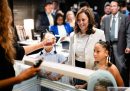 Kamala Harris prende un gelato insieme alle nipoti in una gelateria di Washington DC, il 19 luglio