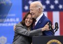 Kamala Harris abbraccia il presidente Joe Biden dopo un comizio a Raleigh, il 26 marzo 2024