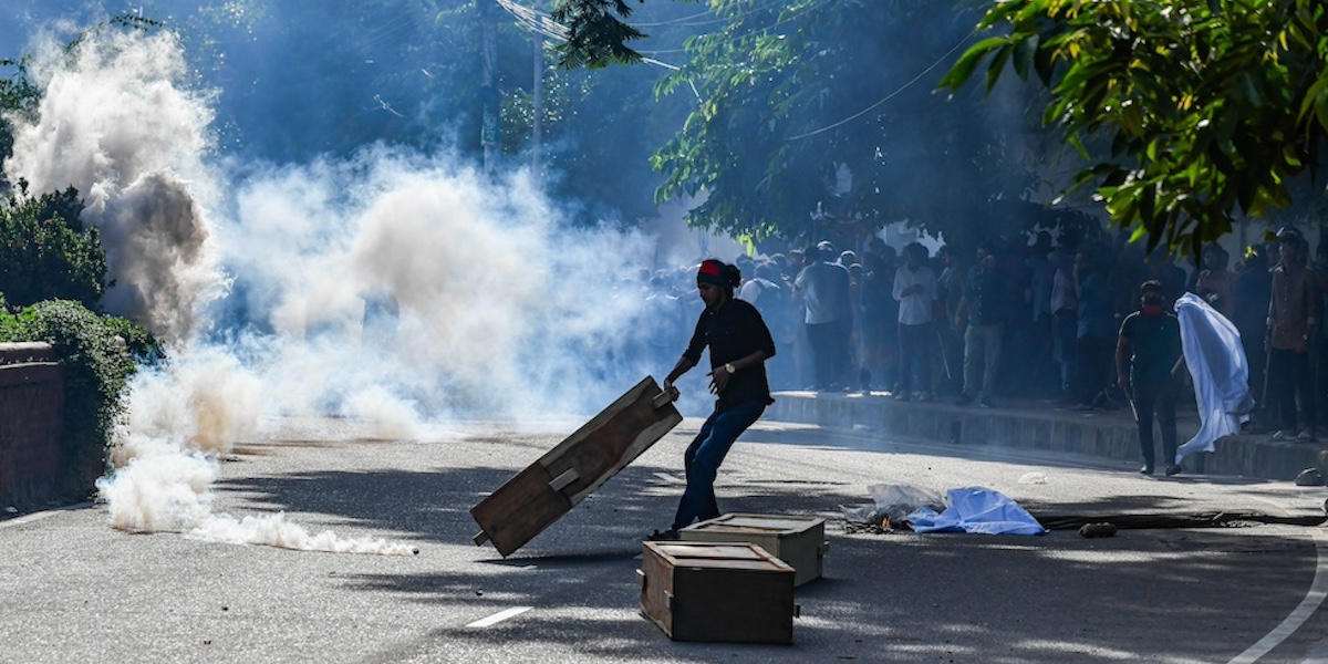 Una protesta contro il sistema di assegnazione degli incarichi pubblici basato sulle quote a Dacca, la capitale del Bangladesh, il 17 luglio 2024 (ANSA/Zabed Hasnain Chowdhury/SOPA Images via ZUMA Press Wire)