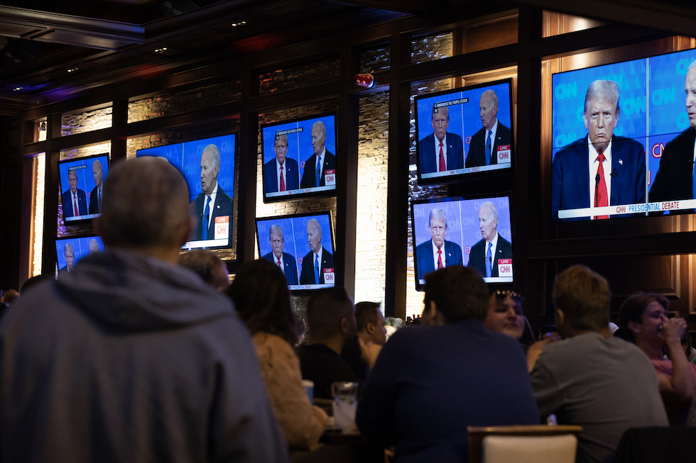 Alcune persone in un pub di Chicago guardano il dibattito del 27 giugno 