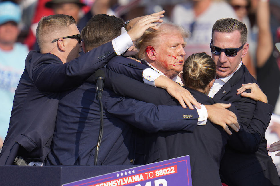 Una foto di Trump e degli agenti del secret service immediatamente dopo l'attentato 