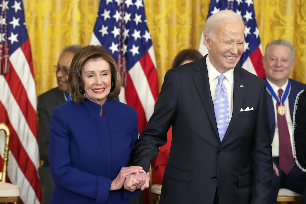 Nancy Pelosi e Joe Biden a maggio del 2024