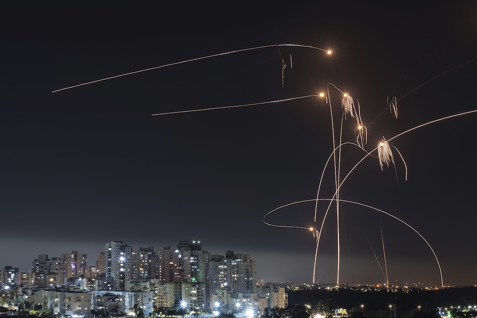 Una foto dell'Iron Dome in azione contro i razzi lanciati sulla città israeliana di Ashkelon dalla Striscia di Gaza, 11 maggio 2023 (AP Photo/Tsafrir Abayov)