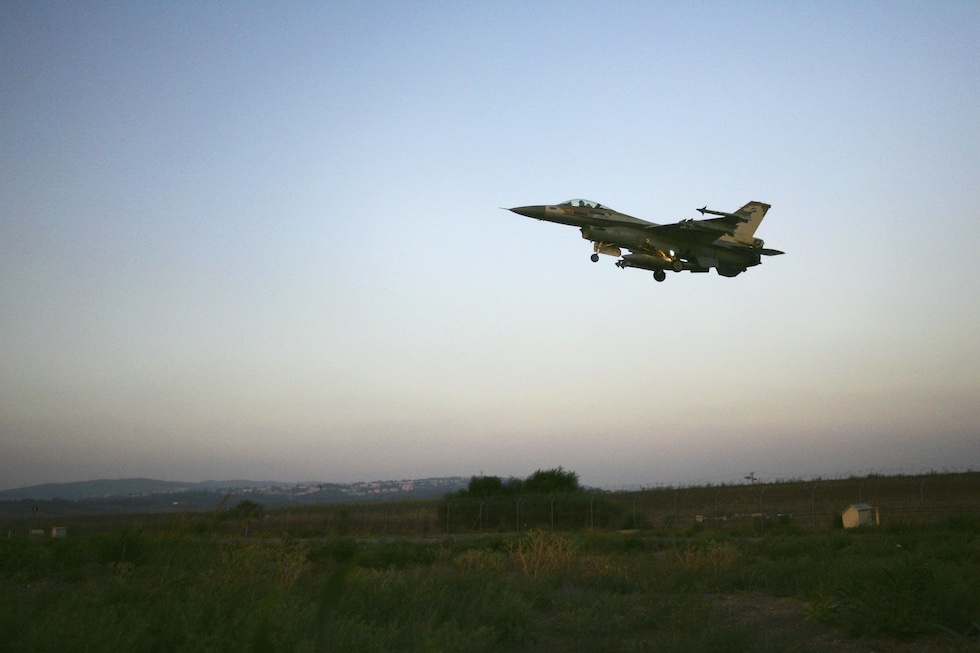 Un F-16 in dotazione all'esercito israeliano rientra da una missione durante la seconda guerra del Libano, 20 luglio 2006 (David Silverman/Getty Images)