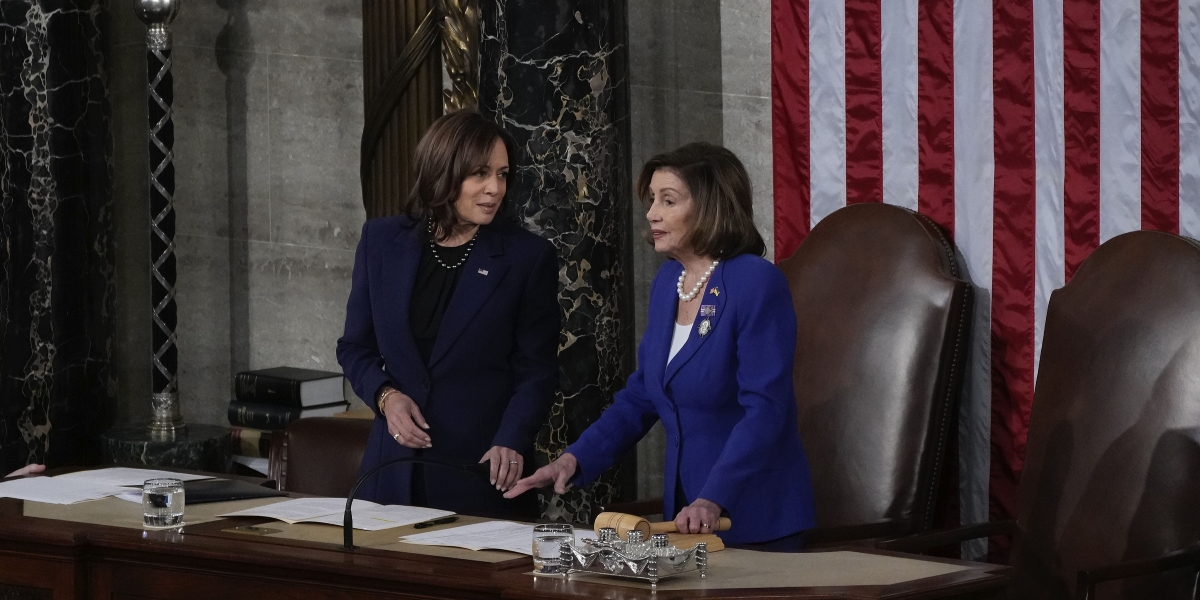 Kamala Harris, a sinistra, e Nancy Pelosi, a destra, nel 2022 (ASSOCIATED PRESS)