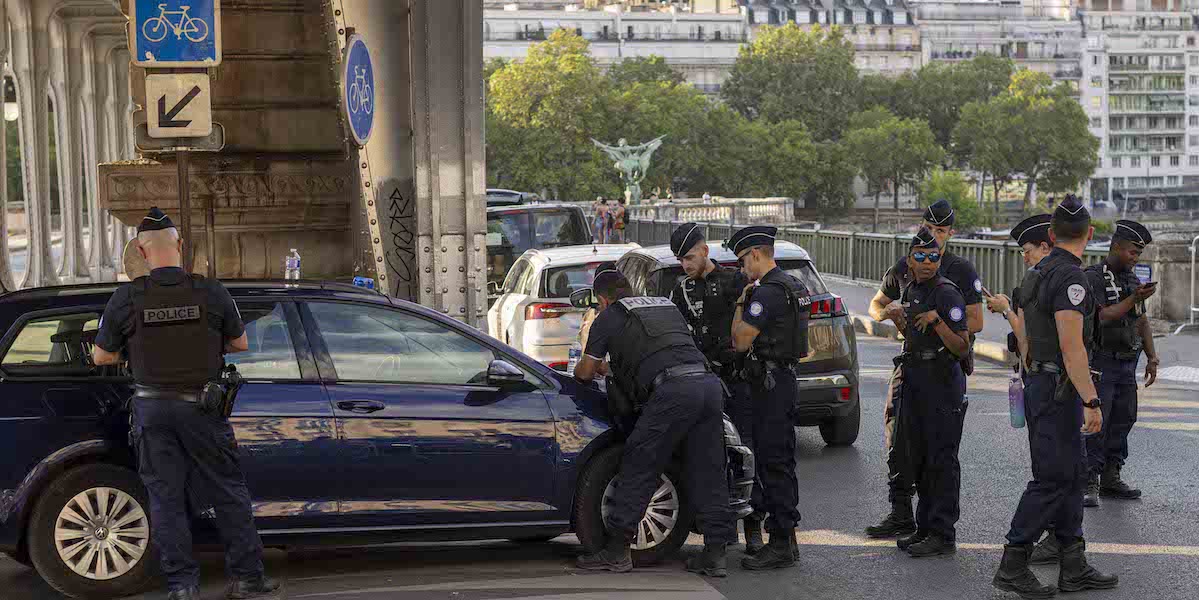 Controlli della polizia a Parigi, 20 luglio 2024 (Maja Hitij/Getty Images)