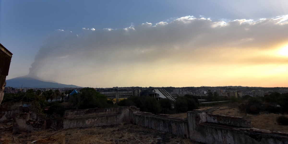 Una nube di cenere emessa dall'Etna il 7 luglio 2024 (ANSA/ORIETTA SCARDINO)