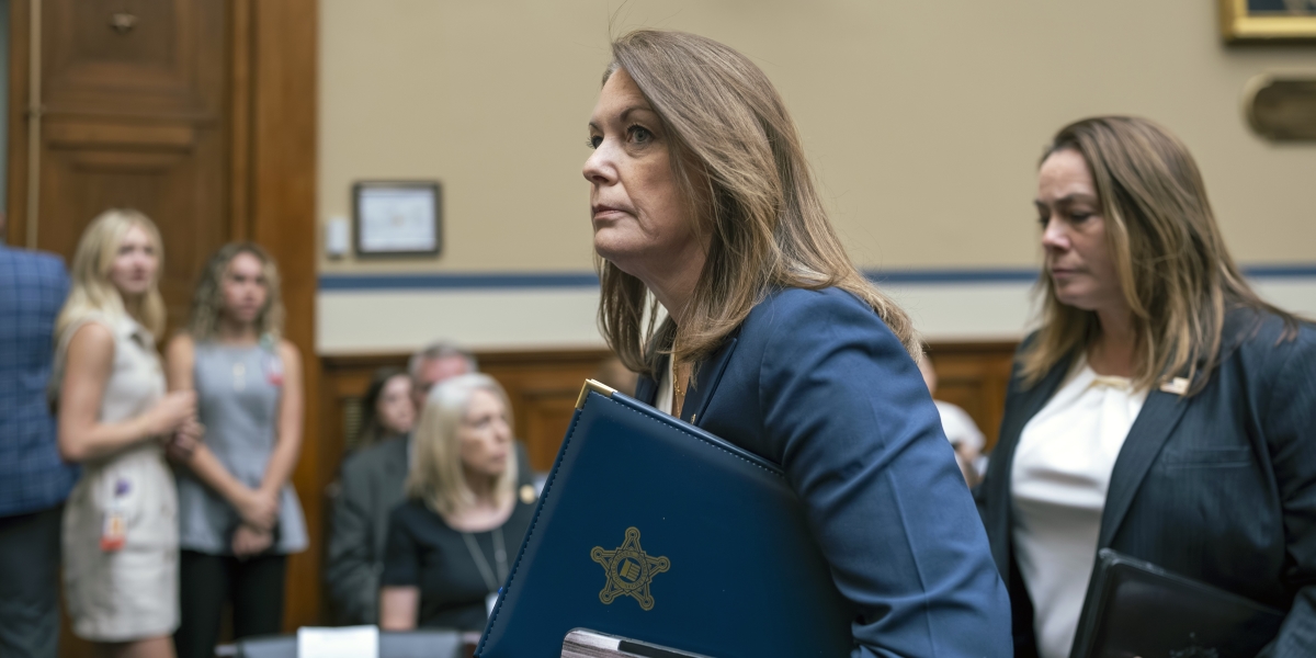 Kimberly Cheatle prima di un'udienza parlamentare sull'attentato in cui un ventenne ha cercato di uccidere Donald Trump, il 22 luglio (AP Photo/J. Scott Applewhite)