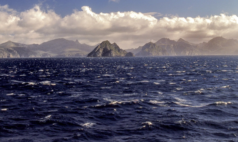 Una serie di promontori all'orizzonte, da una prospettiva in mare aperto