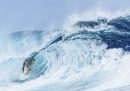 Il surfista australiano Ethan Ewing si allena al largo delle coste di Tahiti in vista dell'inizio delle Olimpiadi di Parigi, martedì. La Polinesia francese è una collettività francese d’oltremare e si trova nell'oceano Pacifico meridionale.