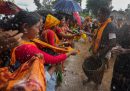 Un uomo distribuisce polvere di riso durante una festività religiosa che si celebra ogni cinque anni nel nord-est dell'India per auspicare buoni raccolti e la salute della popolazione locale