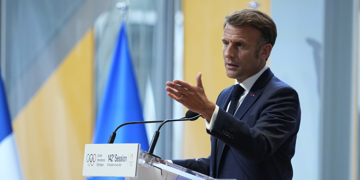 Emmanuel Macron parla alla cerimonia di apertura della sessione del Comitato olimpico internazionale il 22 luglio 2024 (AP/Thibault Camus)