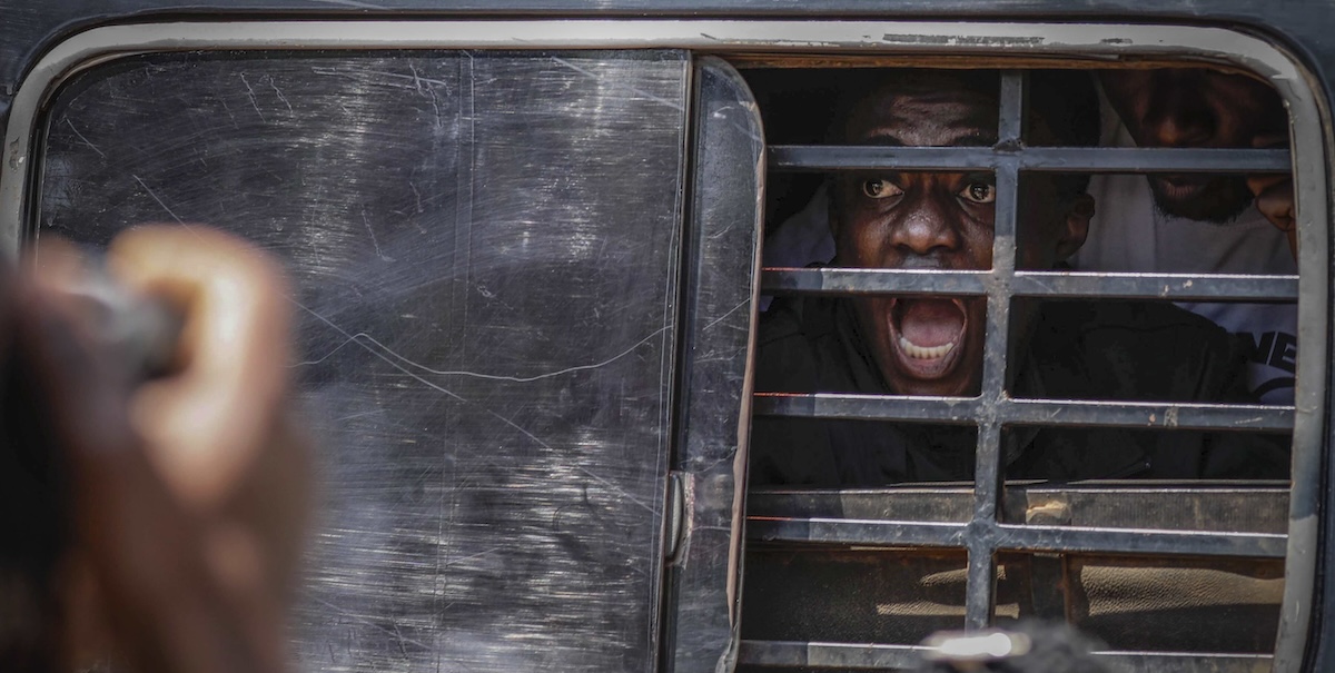 Un manifestante arrestato a Kampala (AP Photo/Hajarah Nalwadda)