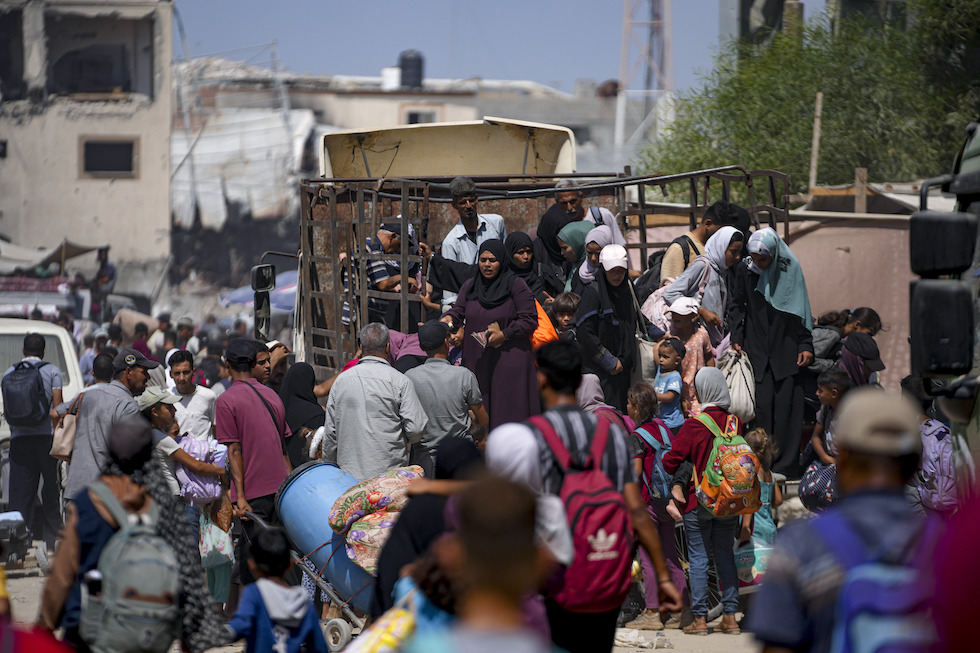 Abitanti di Khan Yunis scappano dai bombardamenti, il 22 luglio