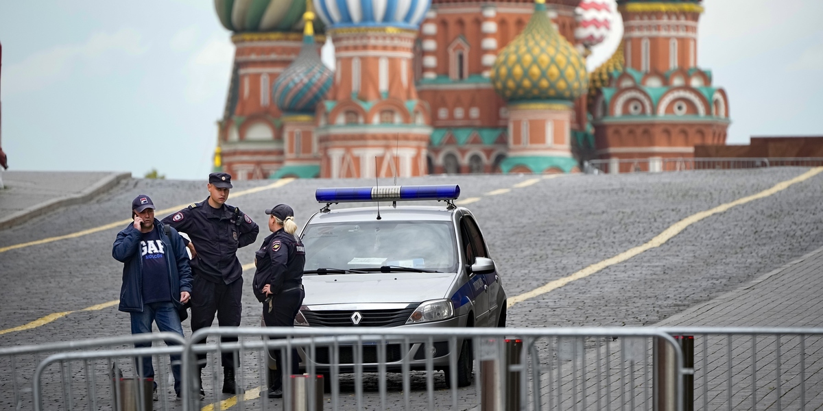 Una pattuglia della polizia di Mosca vicino alla Piazza Rossa, nel giugno del 2023 (AP Photo/Alexander Zemlianichenko)