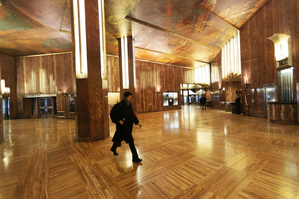 Un uomo attraversa la hall dell'edificio, il 9 gennaio del 2019