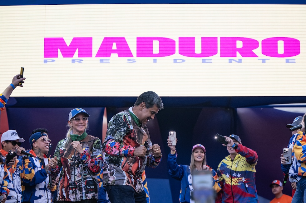 Maduro balla insieme alla moglie Cilia Flores sul palco di un comizio a Caracas, il 18 luglio 