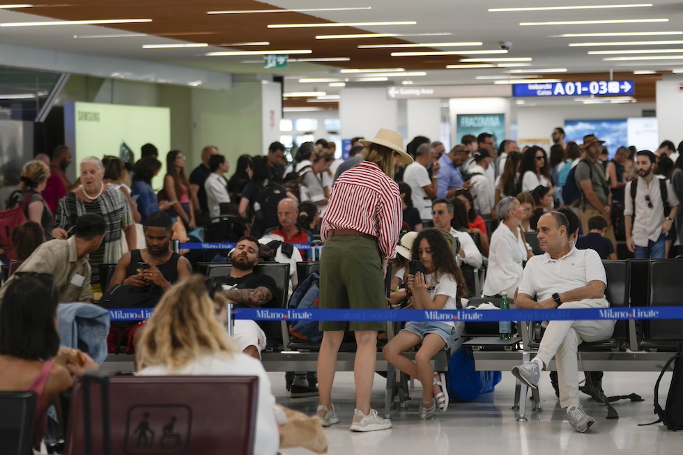 Passeggeri all'aeroporto di Milano Linate