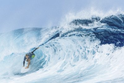 Il surfista australiano Ethan Ewing si allena al largo delle coste di Tahiti in vista dell'inizio delle Olimpiadi di Parigi, martedì. La Polinesia francese è una collettività francese d’oltremare e si trova nell'oceano Pacifico meridionale.