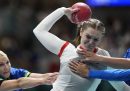 La giocatrice danese Anne Mette Hansen durante la partita di pallamano tra Danimarca e Slovenia nelle fasi preliminari delle Olimpiadi