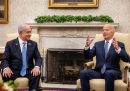 netanyahu e biden seduti uno di fianco all'altro, mentre biden gesticola