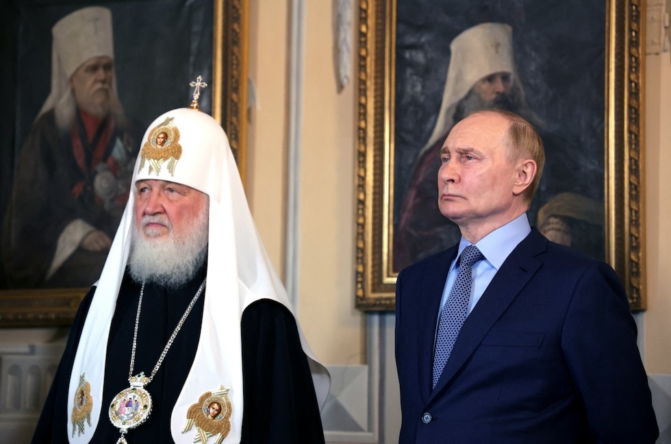 Il presidente russo Vladimir Putin e il patriarca Kirill durante la visita al monastero di Sergiev Posad, vicino a Mosca, il 26 giugno del 2024