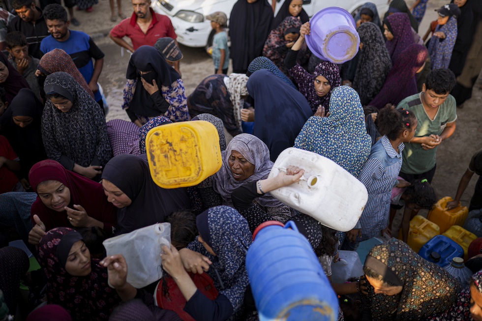 Palestinesi sfollati fanno la fila per l'acqua a Khan Younis, 1 luglio 2024 (AP Photo/Jehad Alshrafi)