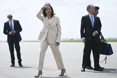 Kamala Harris, vice presidente degli Stati Uniti e probabile candidata dei Democratici alle elezioni presidenziali del prossimo novembre, arriva all'aeroporto della città per tenere un discorso durante un evento. La foto è di mercoledì.