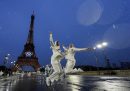 Due atlete egiziane in posa per una foto davanti alla Tour Eiffel