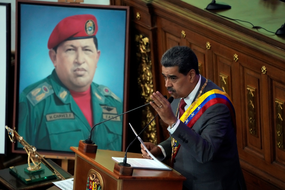 Il presidente del Venezuela Maduro tiene un discorso all'Assemblea Nazionale venezuelana, di fianco a un ritratto dell'ex presidente Hugo Chávez