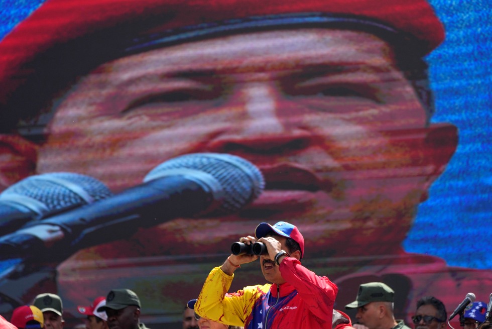 Maduro durante un evento commemorativo a Caracas, con alle spalle un'immagine gigante dell'ex presidente Chávez