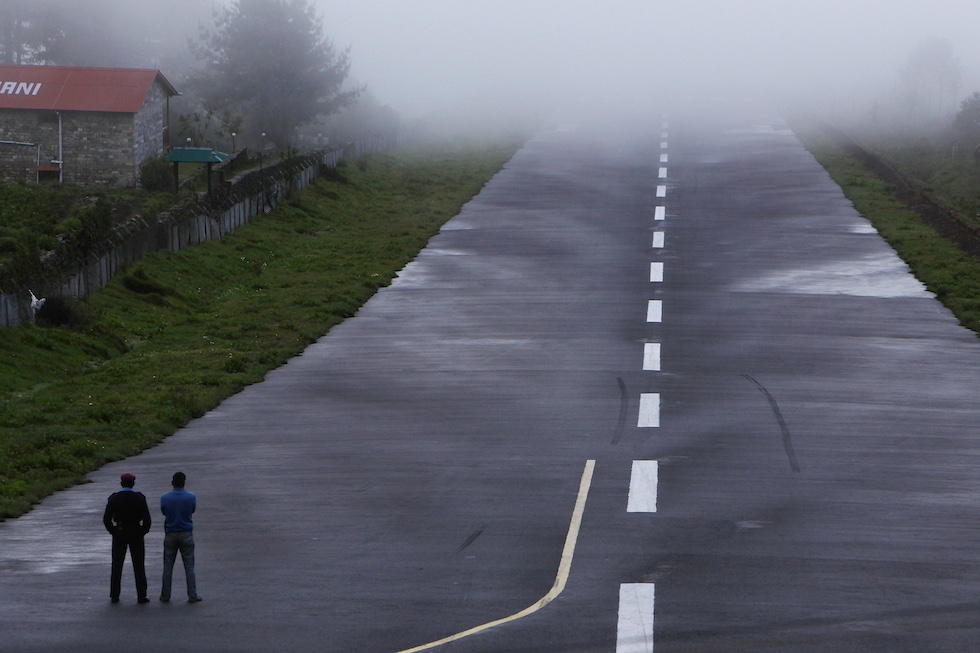 La pista dell'aeroporto di Lukla, in Nepal, circondata dalla nebbia (AP Photo/Niranjan Shrestha)